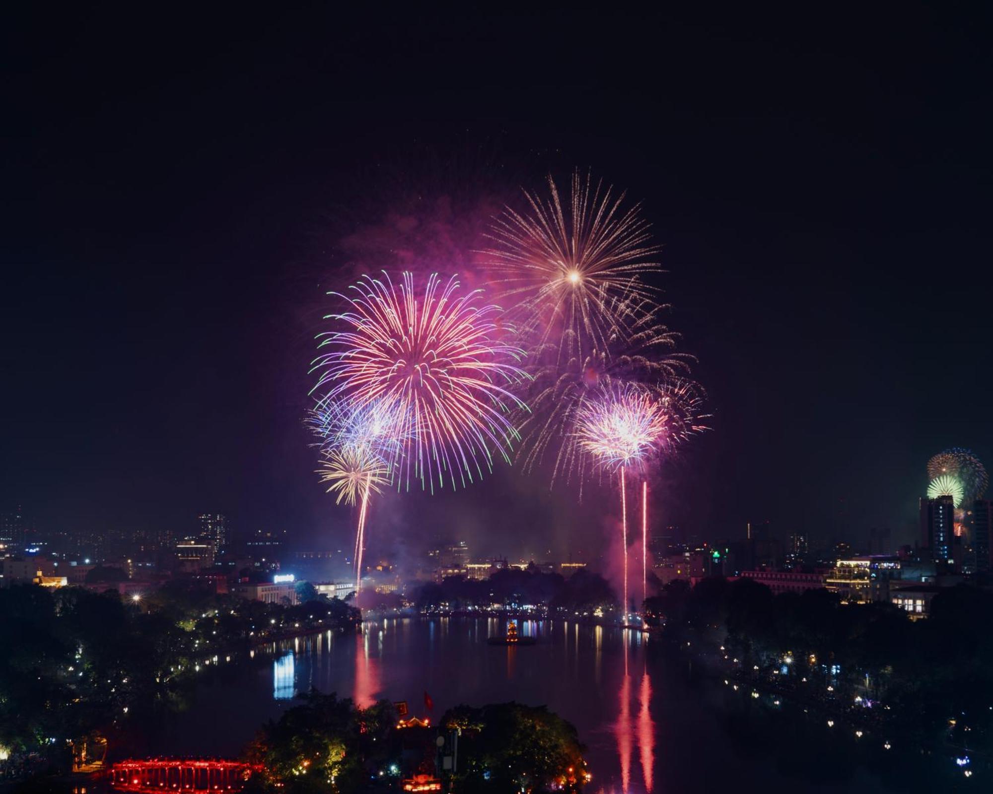 May De Ville Lakeside Hotel Hanoi Luaran gambar Fireworks at the 2013 National Day Parade