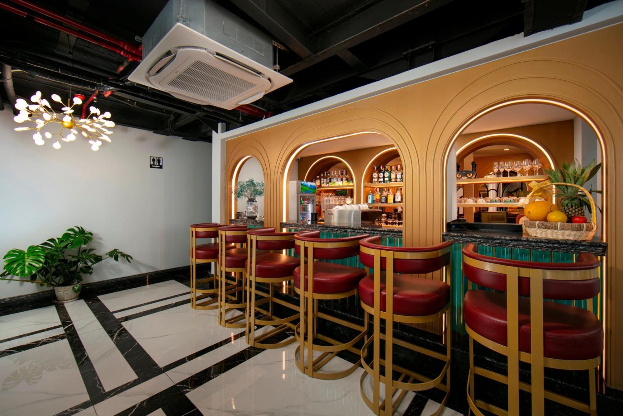 May De Ville Lakeside Hotel Hanoi Luaran gambar The bar at the hotel