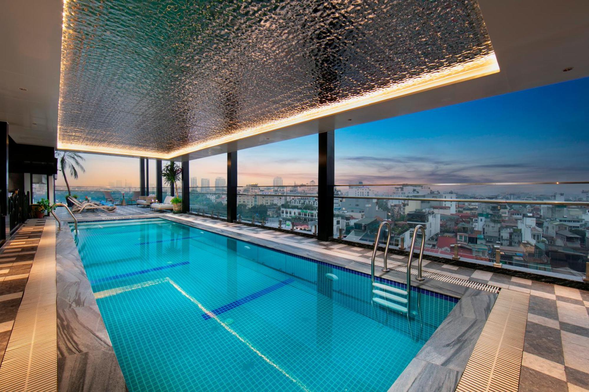 May De Ville Lakeside Hotel Hanoi Luaran gambar The swimming pool at the 360° Sky Lounge