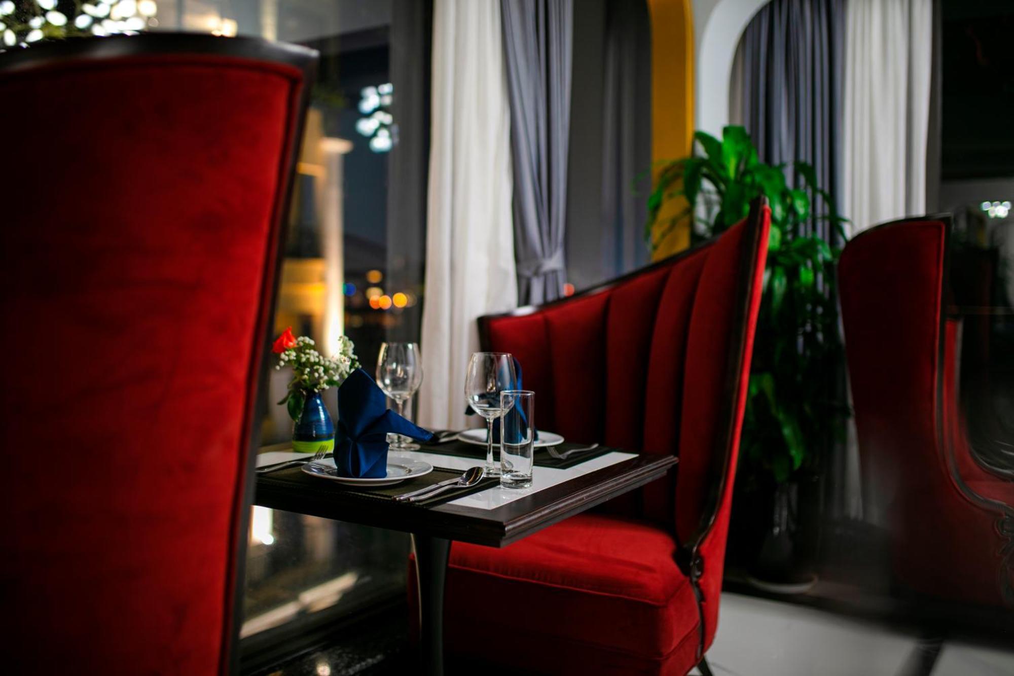 May De Ville Lakeside Hotel Hanoi Luaran gambar Restaurant interior