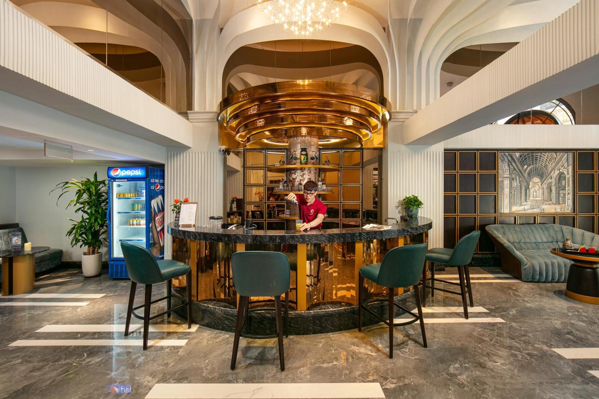 May De Ville Lakeside Hotel Hanoi Luaran gambar The bar at the hotel