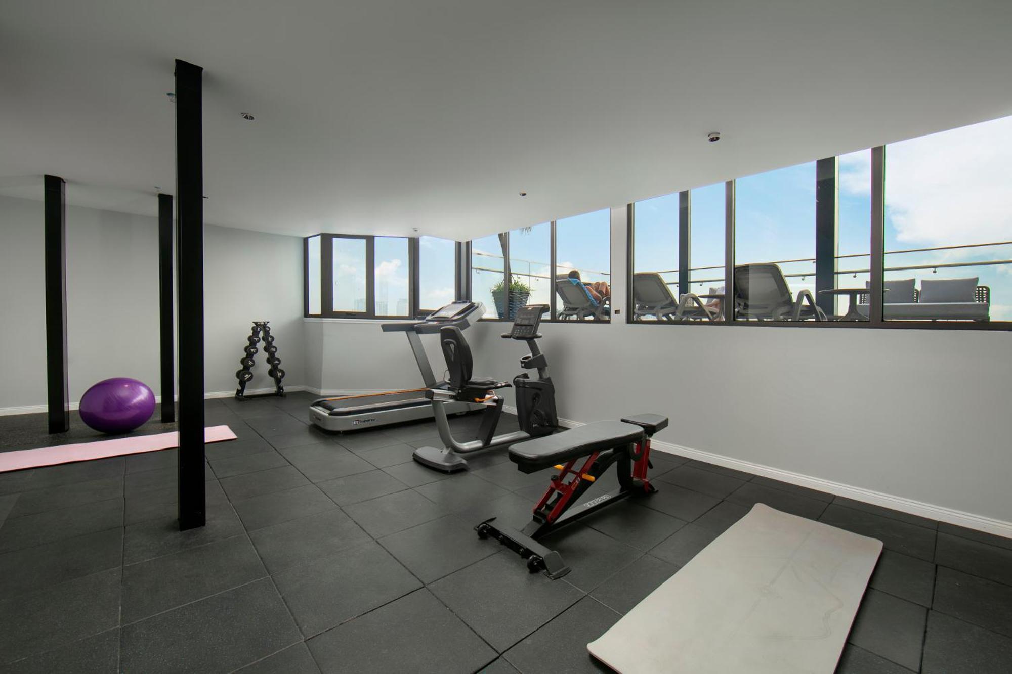 May De Ville Lakeside Hotel Hanoi Luaran gambar The gym at the 1001 apartment complex