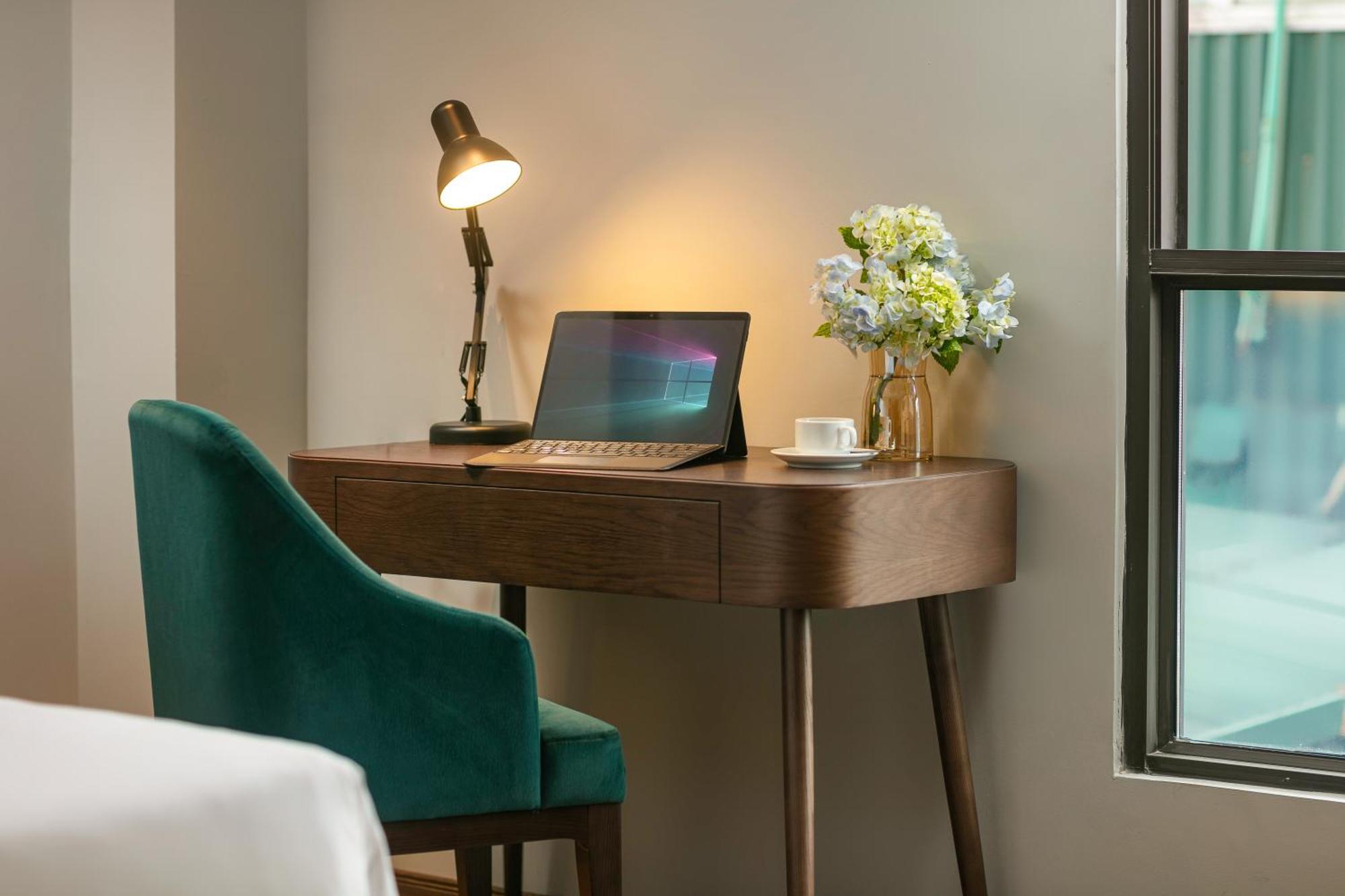 May De Ville Lakeside Hotel Hanoi Luaran gambar A modern desk with a chair