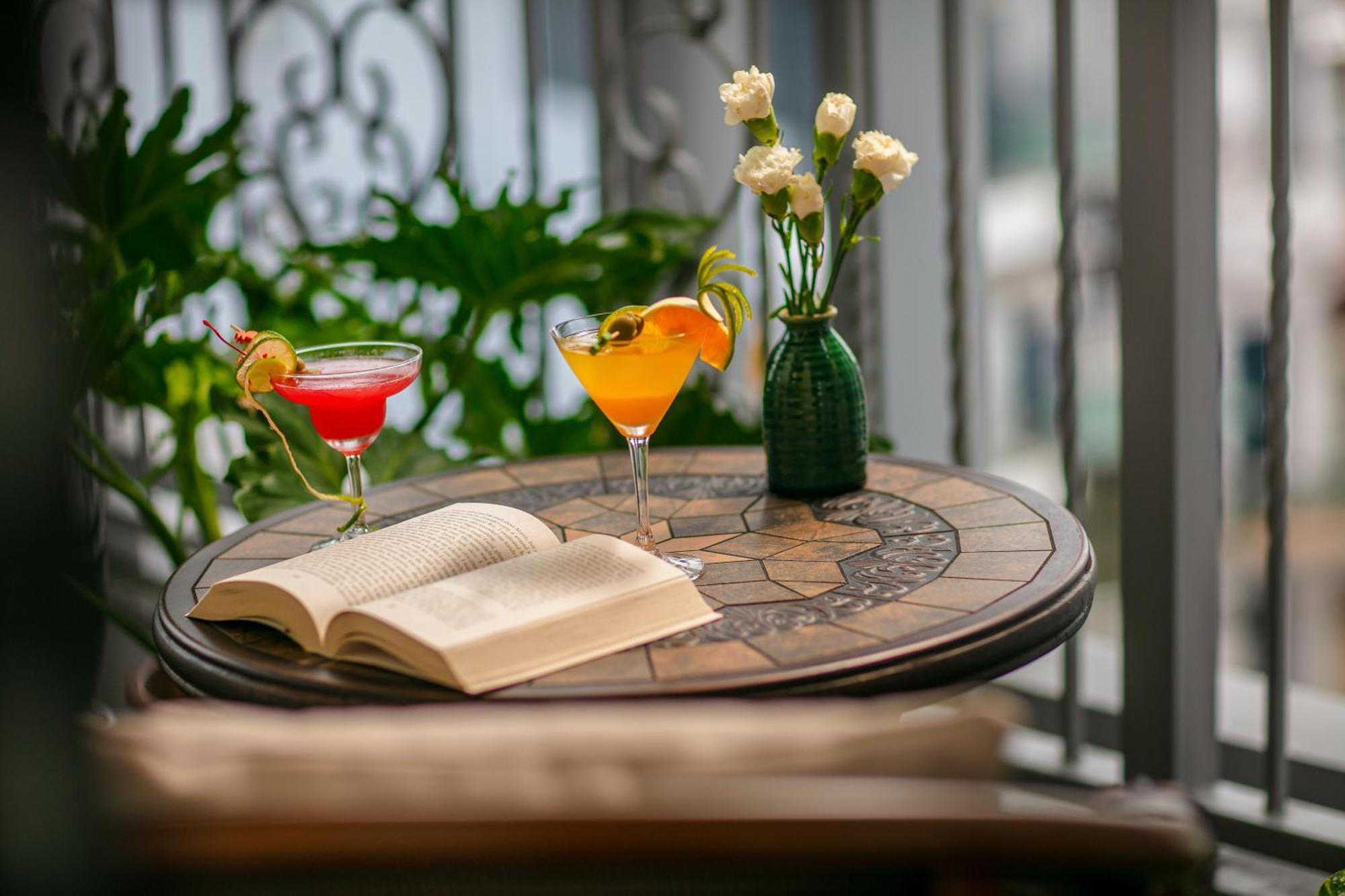 May De Ville Lakeside Hotel Hanoi Luaran gambar A balcony table
