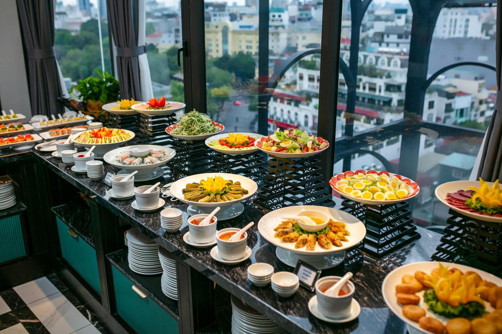 May De Ville Lakeside Hotel Hanoi Luaran gambar A buffet at a hotel
