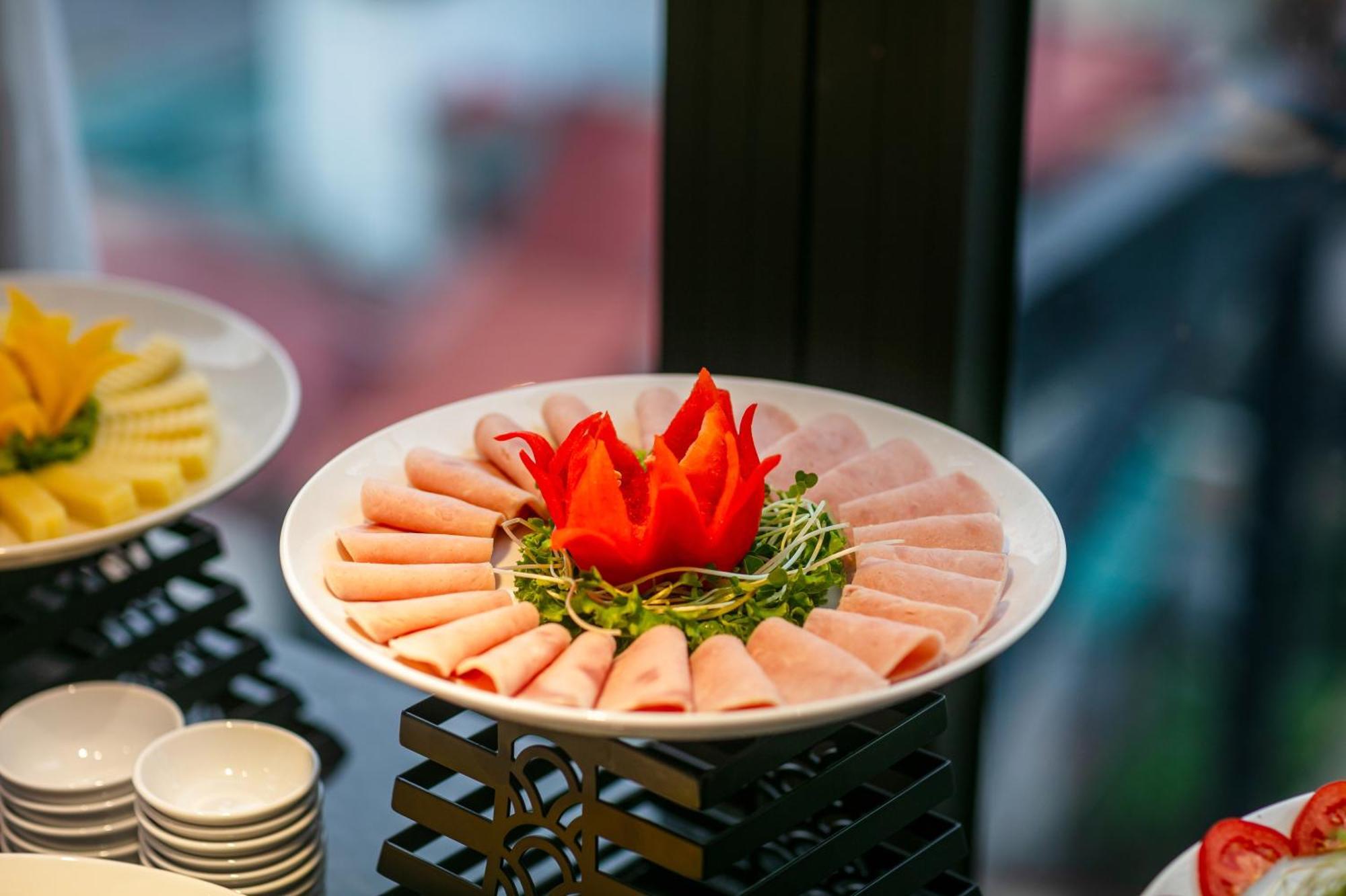 May De Ville Lakeside Hotel Hanoi Luaran gambar A platter of ham