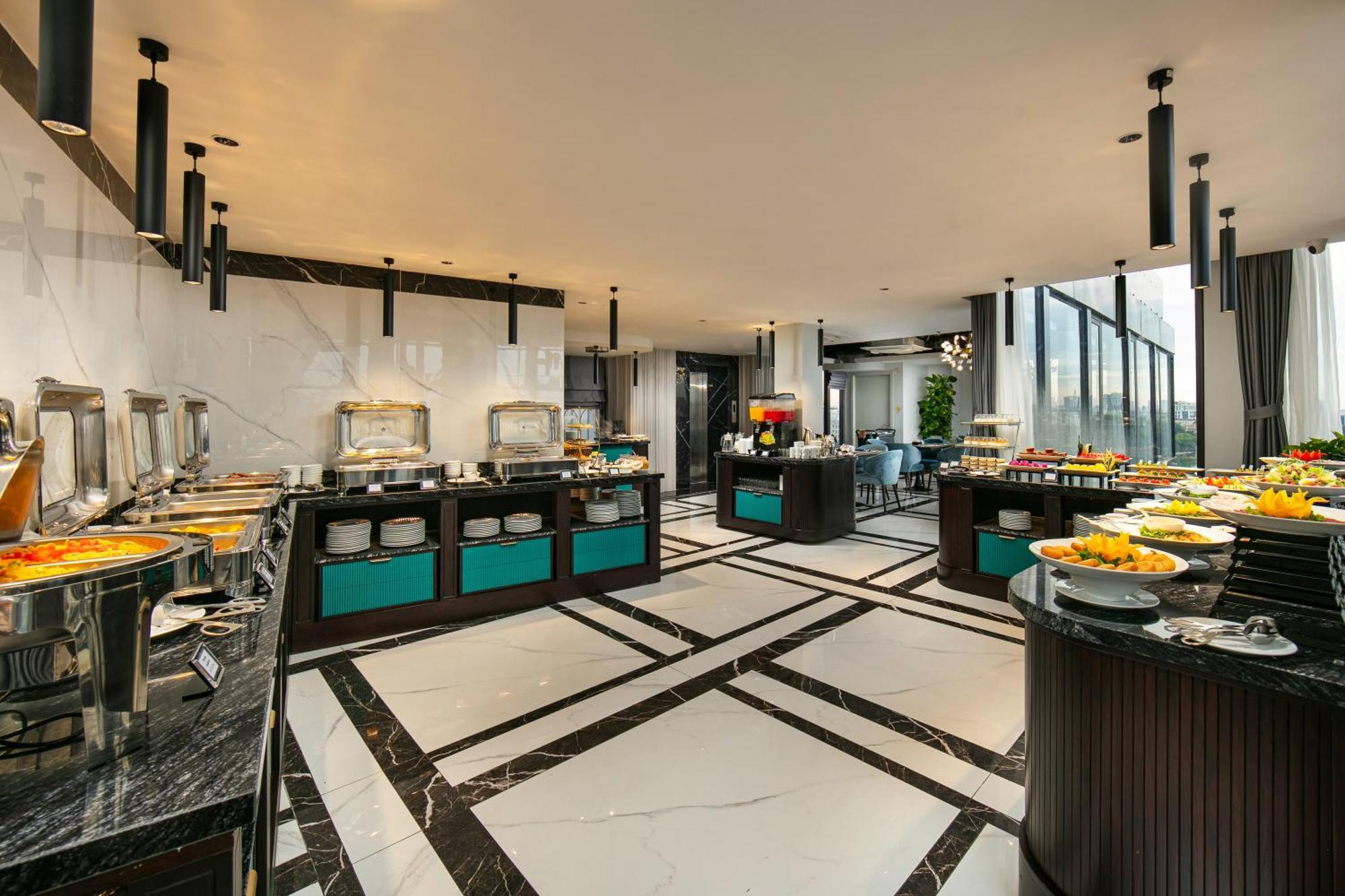 May De Ville Lakeside Hotel Hanoi Luaran gambar The Club Lounge at the 36th floor