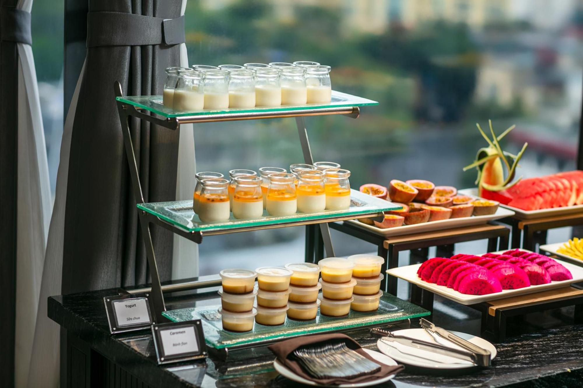 May De Ville Lakeside Hotel Hanoi Luaran gambar A dessert buffet