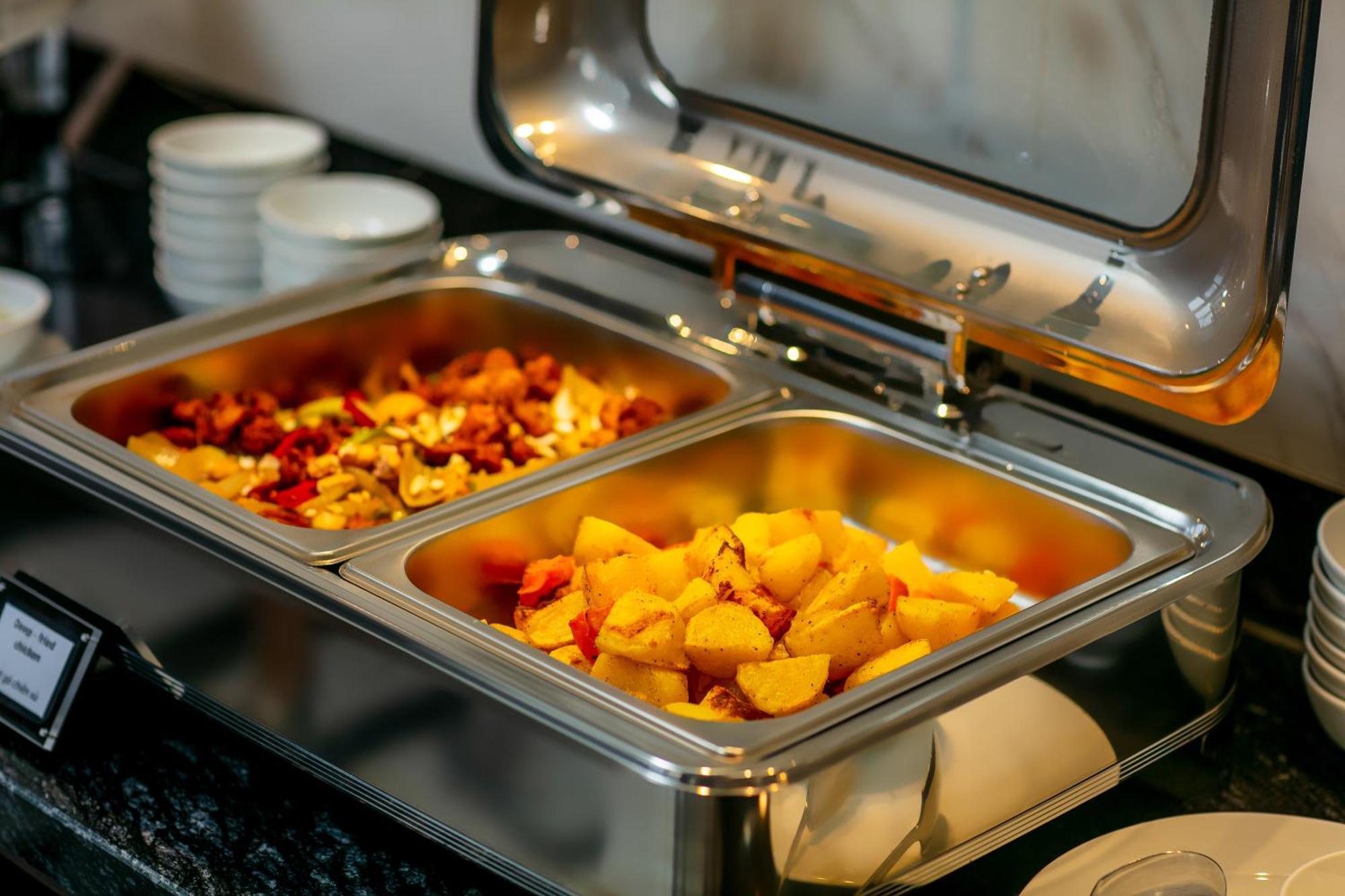May De Ville Lakeside Hotel Hanoi Luaran gambar A chafing dish