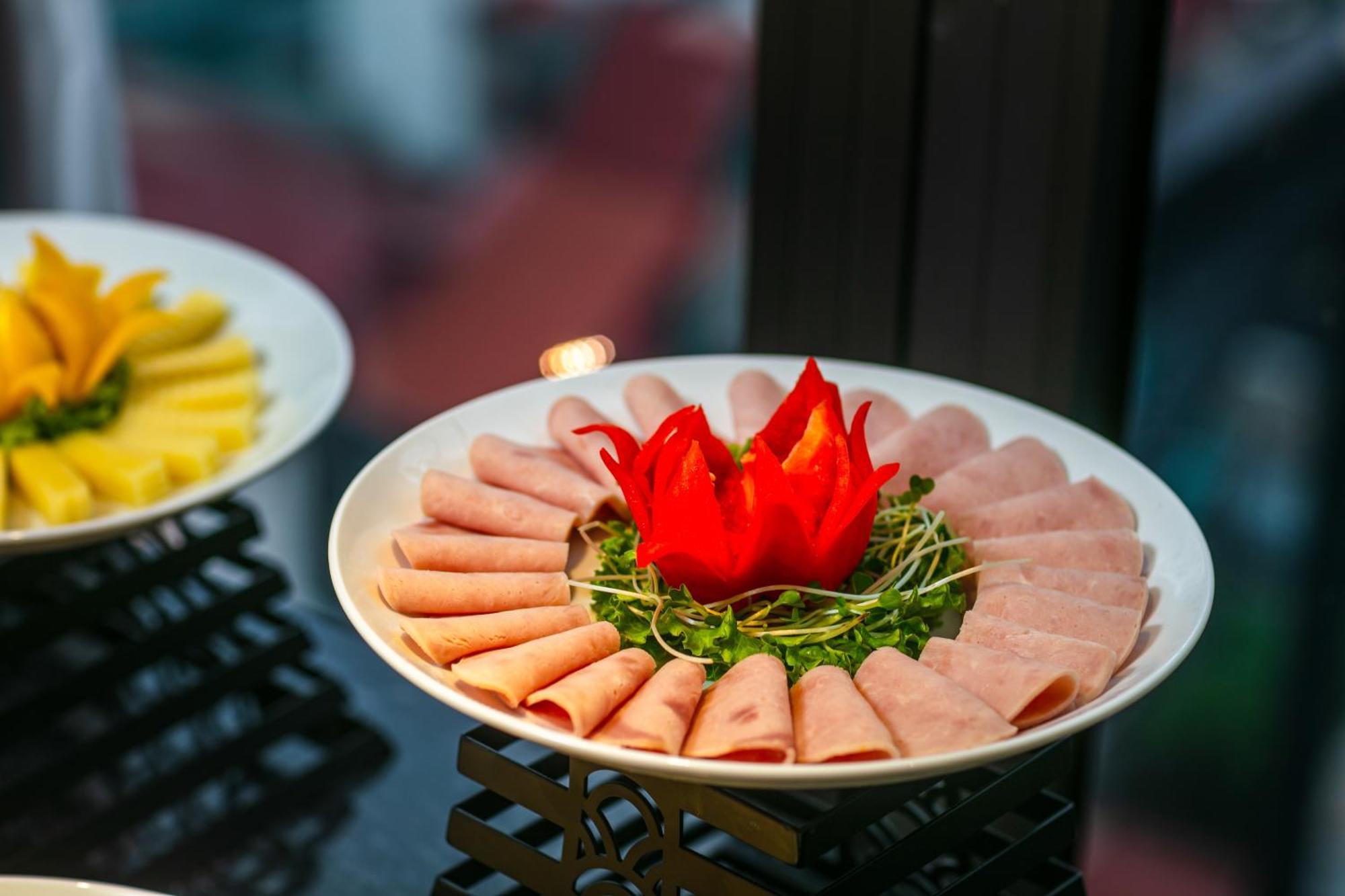 May De Ville Lakeside Hotel Hanoi Luaran gambar A platter of ham